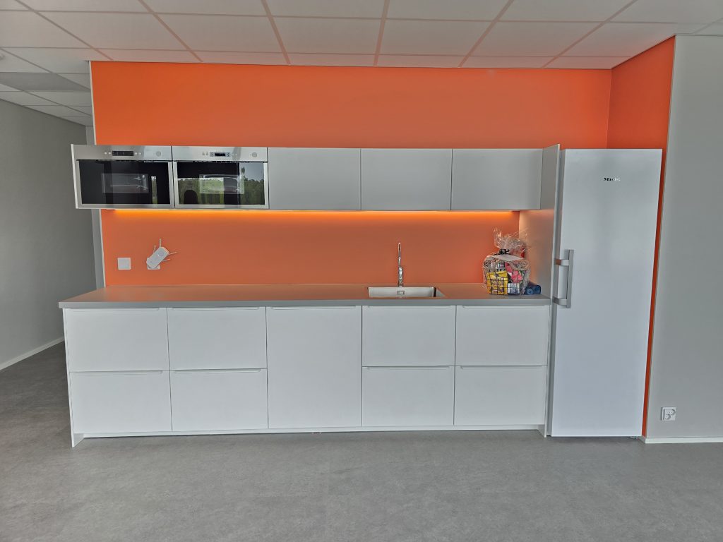 24Pesulan toimitilan keittiö