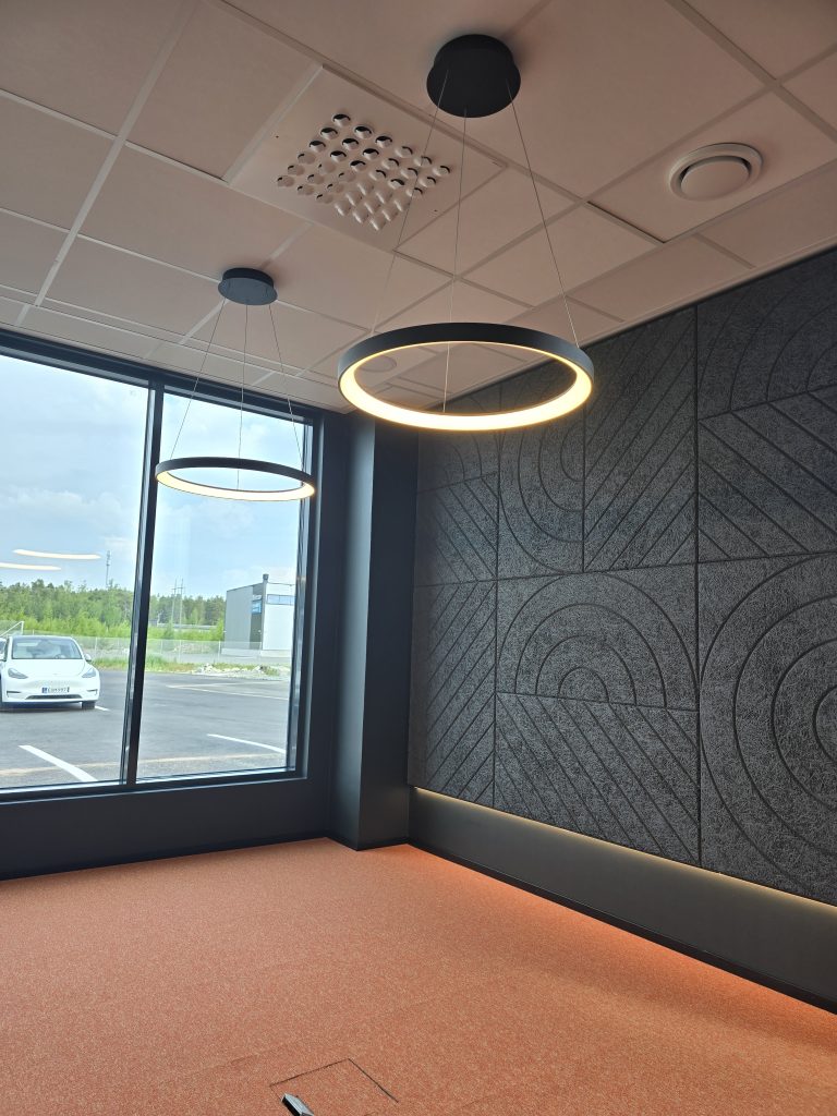 Upea valaistus ja seinämateriaali 24Pesulan neuvottelutilassa