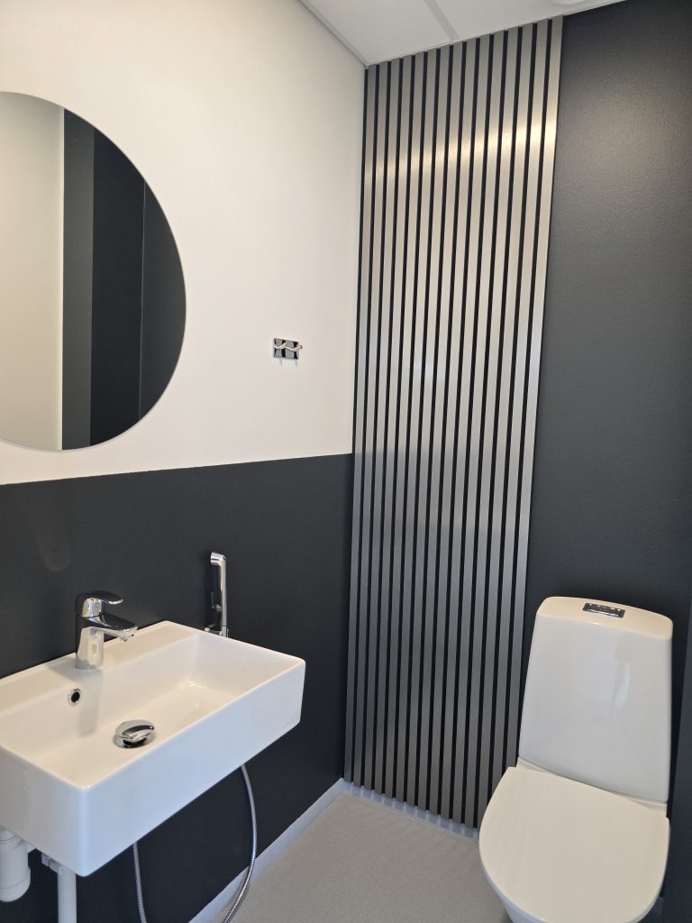 Tyylikäs wc 24Pesulan toimitilassa