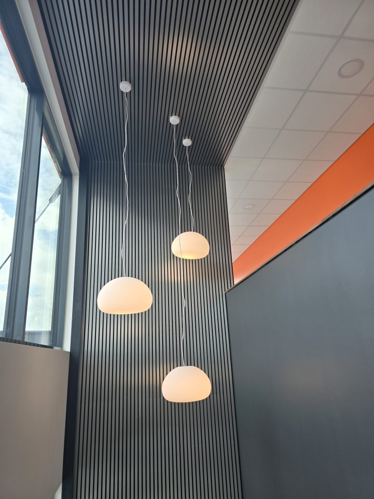 Upea valaisin 24Pesulan uudessa toimitilassa