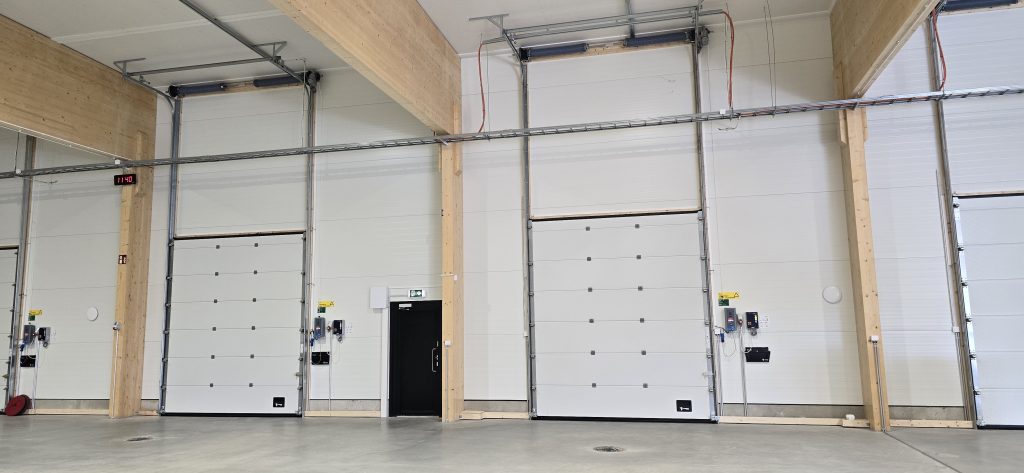 DANX:n logistiikkakeskus hallitilam nosto-ovet Pirkkala