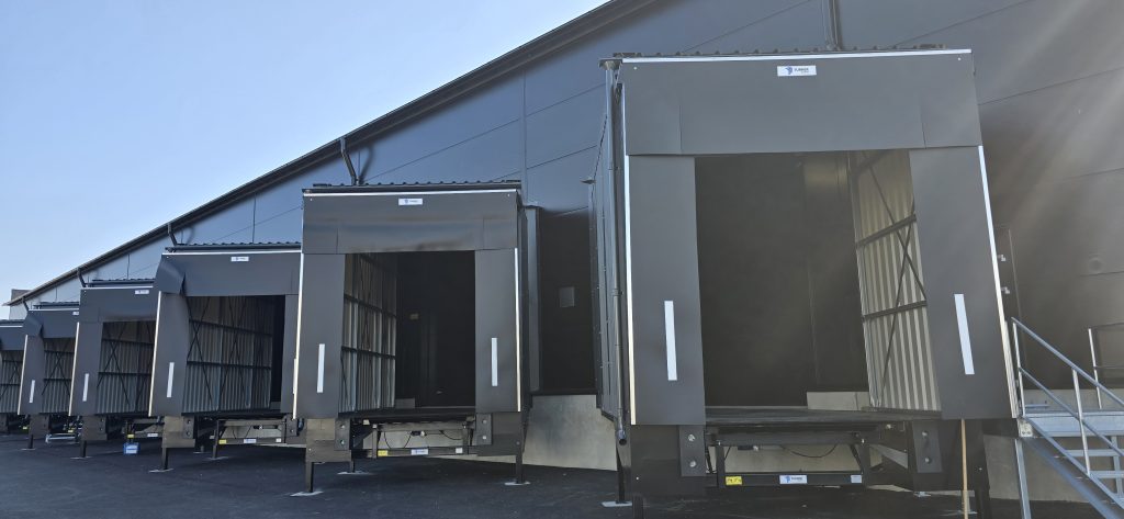 Danx logistiikkakeskus lastauslaiturit ja rekkataskut Pirkkalassa