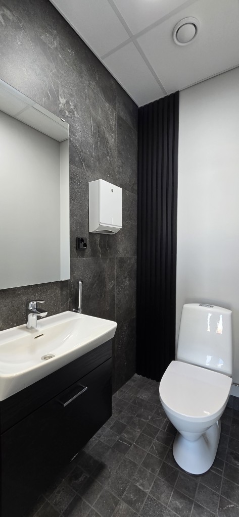 Toimitila J. Helaakoski wc