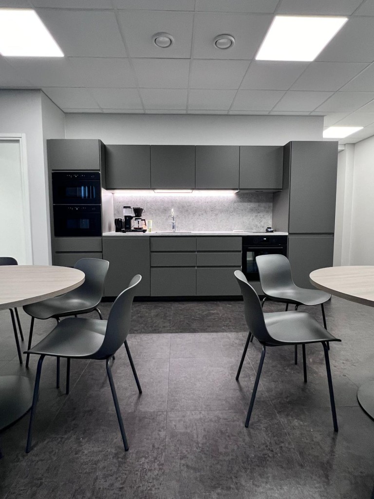 Toimitila Nostopalvelu J. Helaakoski taukotilan keittiö