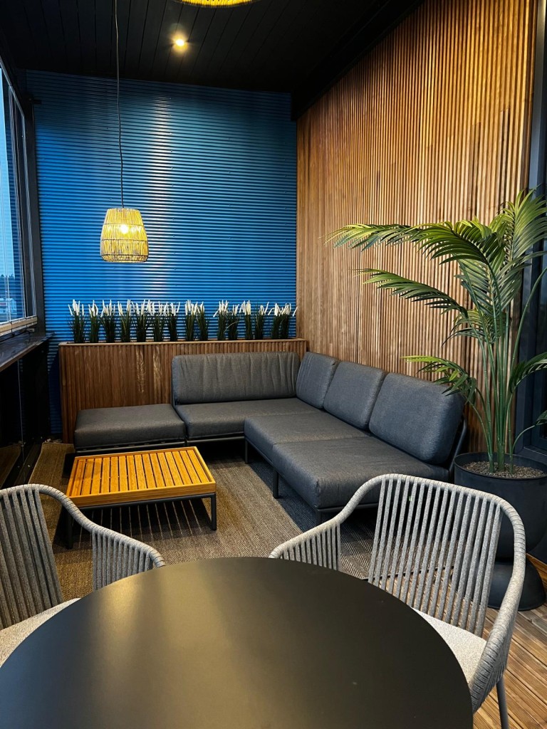 Toimitila Nostopalvelu J. Helaakoski parveke