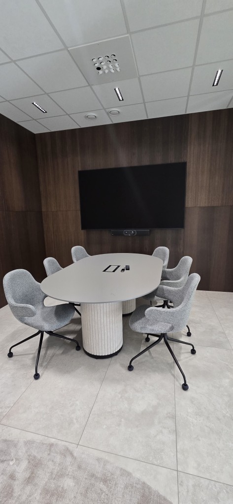 BRAND toimitilat neuvotteluhuone