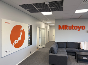 uusi toimitila Autokeskuksentie 16 Pirkkala Mitutoyo aulakuva